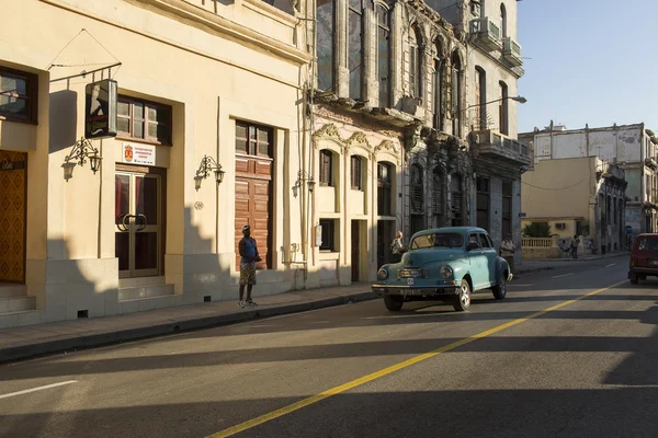 HAVANA, CUBA-13 OCTOBRE : Personnes et vieille voiture dans les rues de La Havane O — Photo