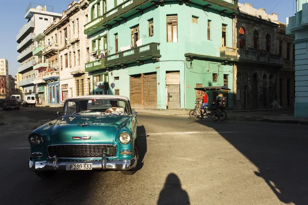 HAVANA,CUBA-OCTOBER 13:People and old car on streets of Havana O — Stock Photo, Image