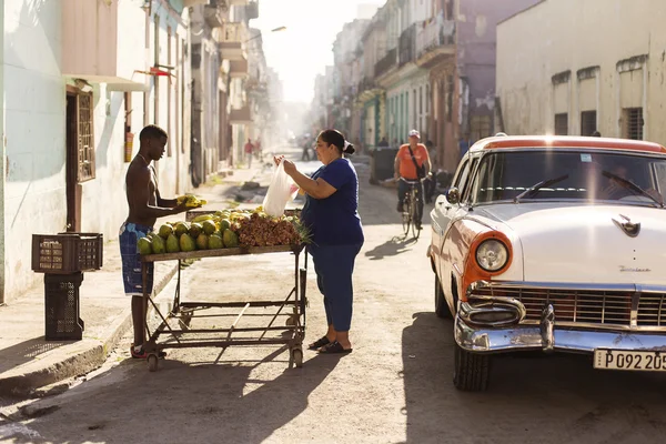 Havanna, Kuba-oktober 13:People och gammal bil på gatorna i Havanna O — Stockfoto