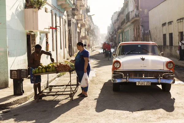 Havana, Cuba-oktober 13:People en oude auto op straten van Havana O — Stockfoto