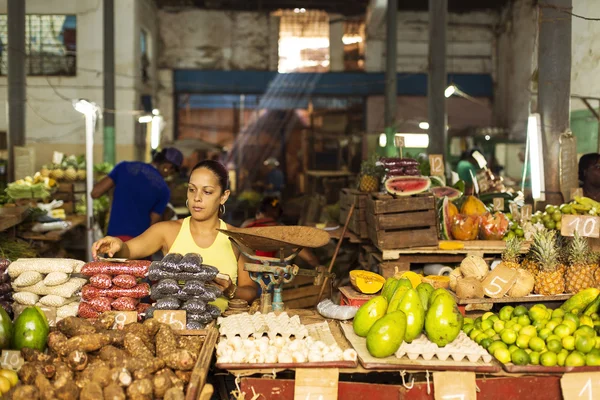 HAVANA, CUBA-13 OCTOBRE : Femme vendant des fruits sur le marché de La Havane — Photo