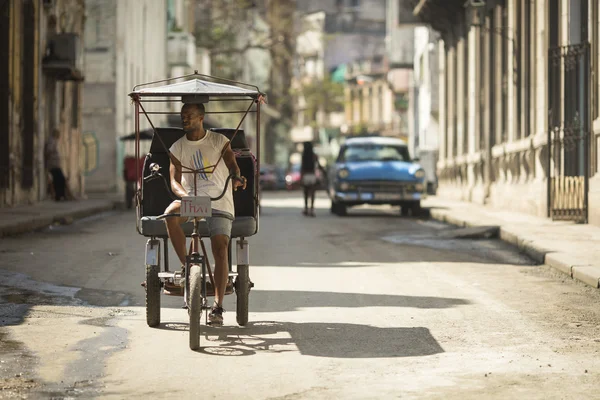 HAVANA, CUBA-13 OCTOBRE : Personnes et vieille voiture dans les rues de La Havane O — Photo