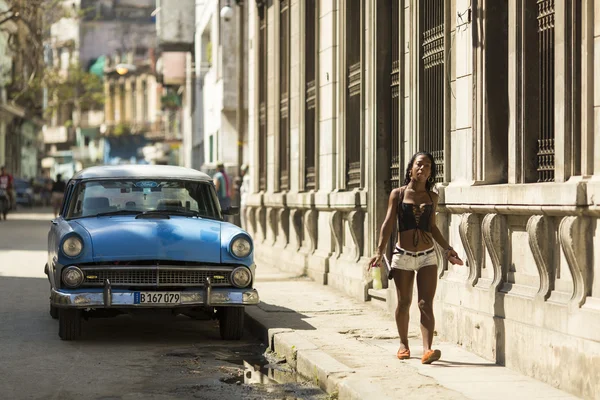 HAVANA, CUBA-OUTUBRO 13: Pessoas e carros velhos nas ruas de Havana O — Fotografia de Stock