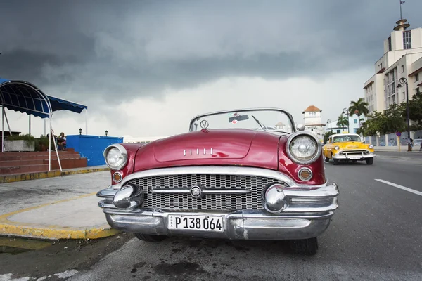 Havana, Cuba-oktober 14:People en oude auto op straten van Havana O — Stockfoto