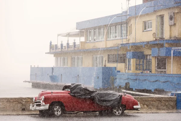 Havana, kuba-oktober 14: leute und alte autos auf den straßen havana o — Stockfoto