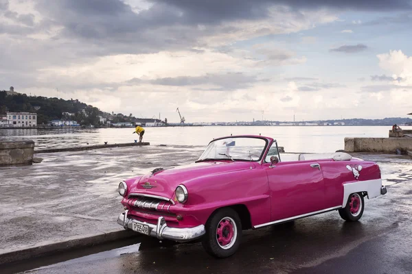Havana, Kuba-říjen 14:People a staré auto na ulicích Havany O — Stock fotografie