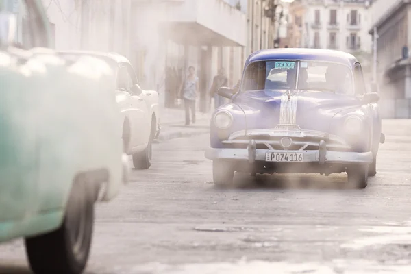 LA HABANA, CUBA-14 DE OCTUBRE: Gente y coche viejo en las calles de La Habana O — Foto de Stock