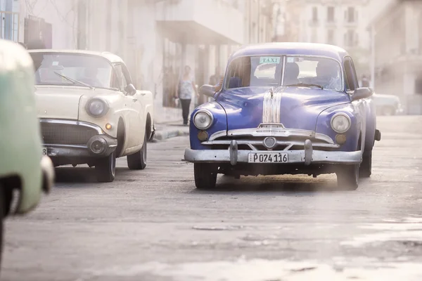 Havana, kuba-oktober 14: leute und alte autos auf den straßen havana o — Stockfoto