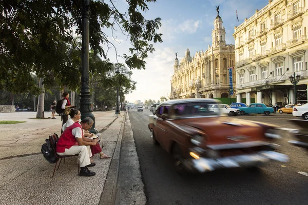 Havana, Küba-Ekim 14:People ve Havana O sokaklarında üzerinde eski araba — Stok fotoğraf