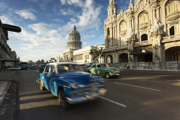 LA HABANA, CUBA-14 DE OCTUBRE: Gente y coche viejo en las calles de La Habana O — Foto de Stock