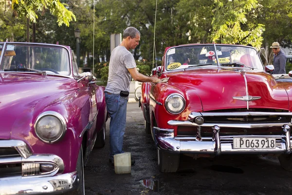 HAVANA, CUBA-OCTOBER 14: Man washing old car on streets of Havan — Stock Photo, Image