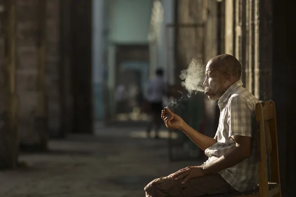 HAVANA, CUBA-OUTUBRO 14: Homem fumando nas ruas de Havana, em outubro — Fotografia de Stock