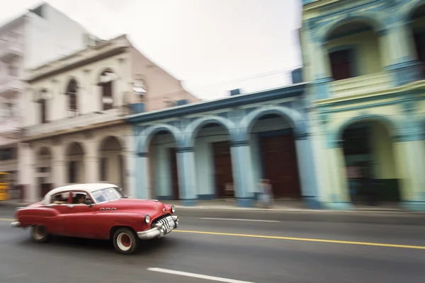 Havana, Cuba-oktober 14:People en oude auto op straten van Havana O — Stockfoto