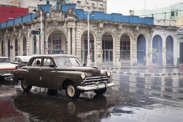 Havana, kuba-oktober 15: menschen und alte autos auf den straßen havana o — Stockfoto