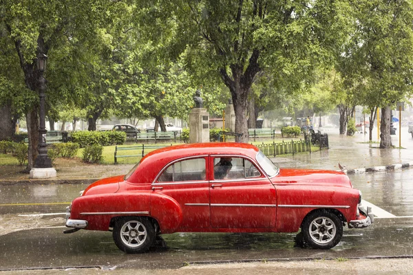 Αβάνα, Κούβα-Οκτώβριος 15:People και το παλιό αυτοκίνητο στους δρόμους της Αβάνας O — Φωτογραφία Αρχείου