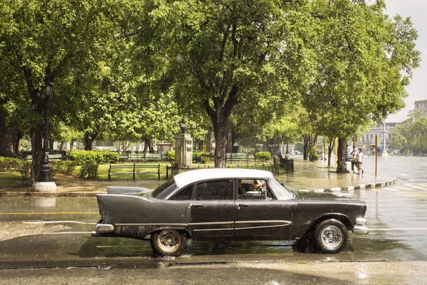 HAVANA, CUBA-15 OCTOBRE : Personnes et vieille voiture dans les rues de La Havane O — Photo