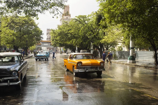 HAVANA, CUBA-OCTOBER 15:Old car on streets of Havana on rain in — Zdjęcie stockowe