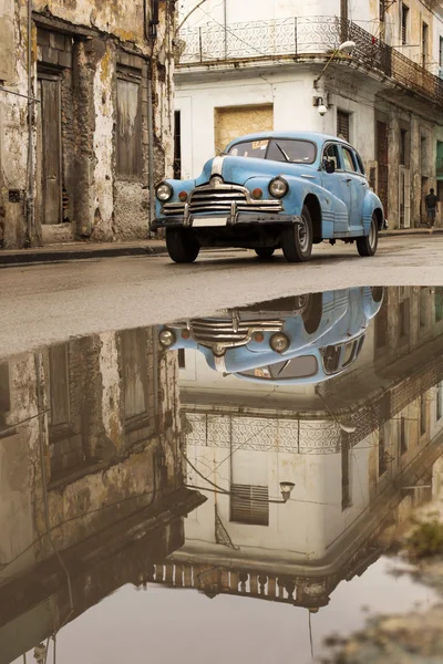 HAVANA,CUBA-OCTOBER 15:People and old car on streets of Havana O — Stock Photo, Image