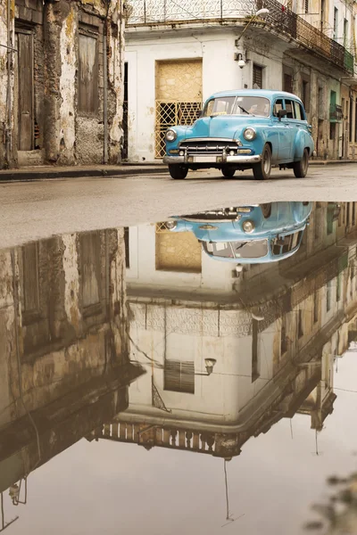 Havana, Küba-Ekim 15:People ve Havana O sokaklarında üzerinde eski araba — Stok fotoğraf