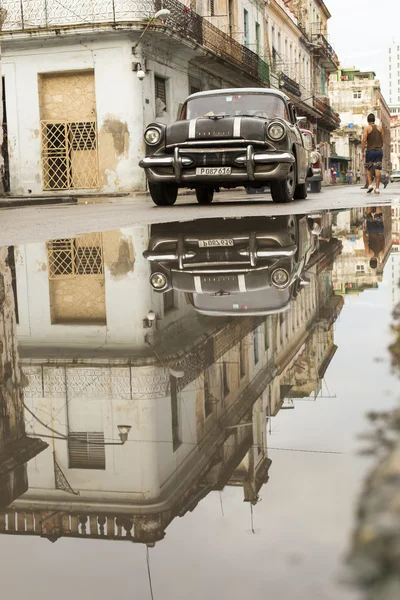HAVANA, CUBA-15 OCTOBRE : Vieille voiture dans les rues de La Havane 15 octobre , — Photo