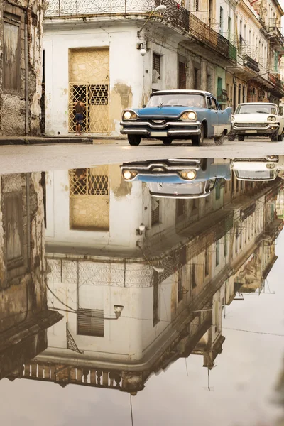 Havana, Küba-Ekim 13:People ve Havana O sokaklarında üzerinde eski araba — Stok fotoğraf