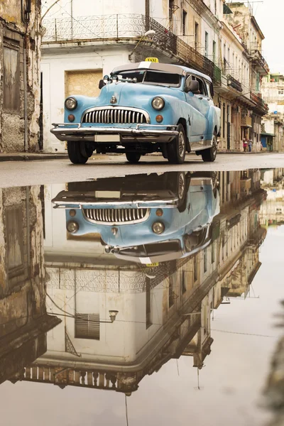 Havanna, Kuba-oktober 15:People och gammal bil på gatorna i Havanna O — Stockfoto