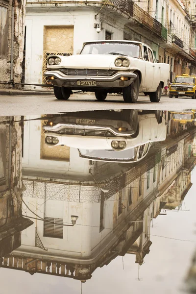 HAVANA, CUBA-OUTUBRO 15: Carro velho nas ruas de Havana 15 de outubro , — Fotografia de Stock