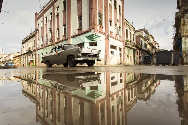 HAVANA, CUBA-OCTOBER 15:Old car on streets of Havana October 15, — 图库照片