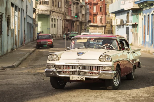 Havana, kuba-oktober 15: altes auto auf den straßen von havana oktober 15, — Stockfoto