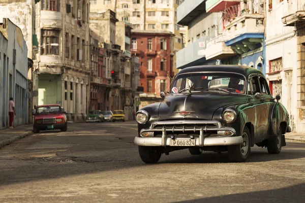 HAVANA, CUBA-OCTOBER 15:Old car on streets of Havana October 15, — Φωτογραφία Αρχείου