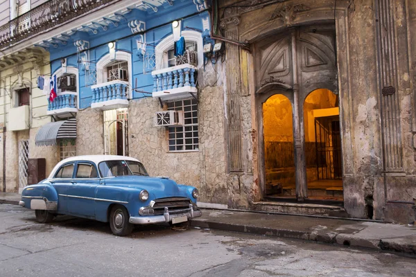 HAVANA, CUBA-OUTUBRO 13: Pessoas e carros velhos nas ruas de Havana O — Fotografia de Stock