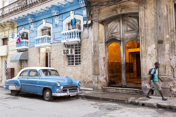 HAVANA, CUBA-OCTOBER 13: People and old car on streets of Havana O — стоковое фото