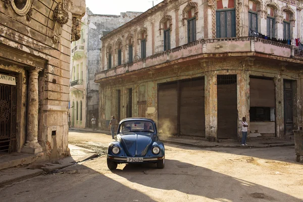 HAVANA, CUBA-OCTOBER 13:People on streets of Havana October 13, — Stock Photo, Image