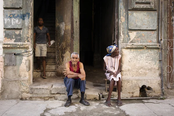 Havana, kuba-oktober 13: menschen auf den strassen havana oktober 13, — Stockfoto