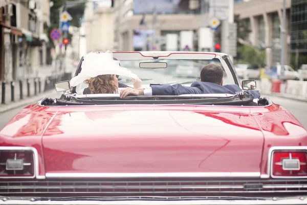 Para Newlywed wyjdzie za mąż jest jazdy kabrioletów retro — Zdjęcie stockowe