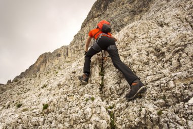 Adam ile Dolomites içinde ferrata ekipmanları tırmanma / Dolomiti 