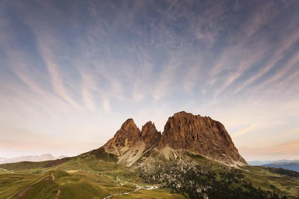 Hermoso paisaje al amanecer en la montaña Dolomitas, Ital — Foto de Stock