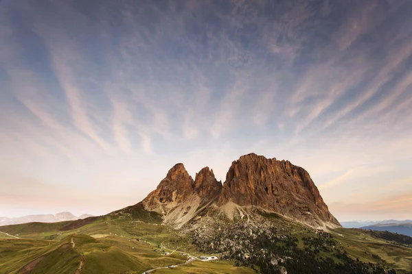 Peisaj frumos la răsăritul și apusul Lunii în Dolomiți Mountain, Ital — Fotografie, imagine de stoc