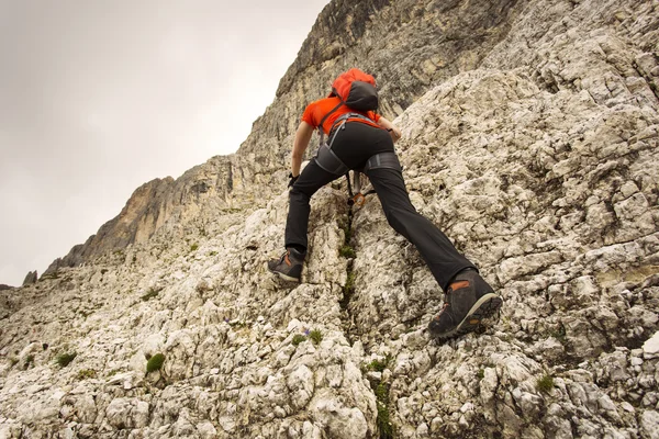 Man climbing in Dolomites with via ferrata equipment / Dolomiti — Stock Photo, Image