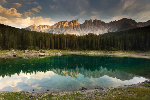 Lago Karersee (Lago di Carezza) en los Dolomitas en Italia — Foto de Stock