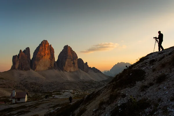 Fotograaf fotograferen aan Nationaalpark Tre Cime di Lavare — Stockfoto