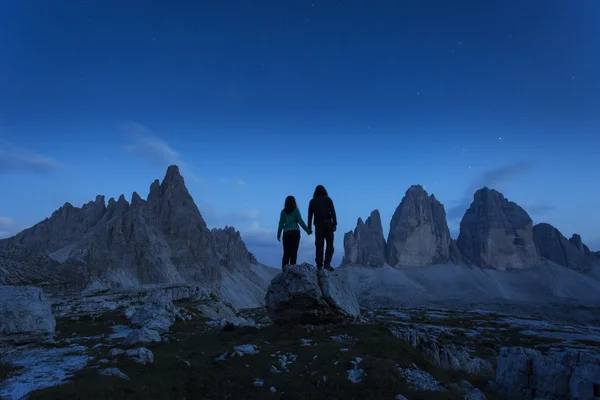 Paar houden door handen in nacht op Nationaalpark Tre Cime di La — Stockfoto