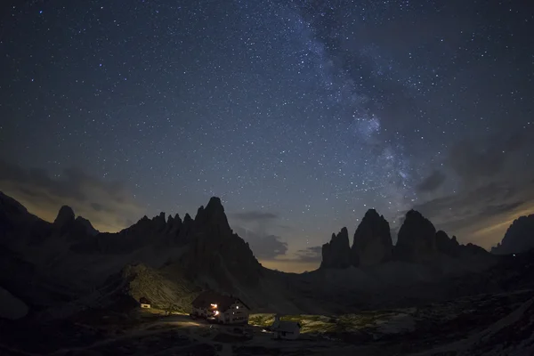 天の川と国立公園 Tre Cime di Lavaredo の星。Dolom — ストック写真