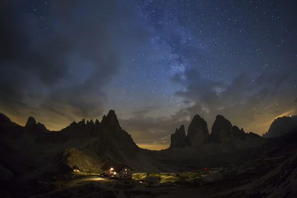 天の川と国立公園 Tre Cime di Lavaredo の星。Dolom — ストック写真