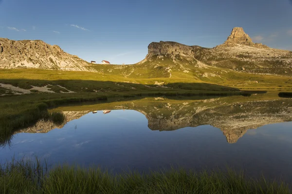 Gyönyörű táj, közel a Nemzeti Park Tre Cime di Lavaredo. — Stock Fotó