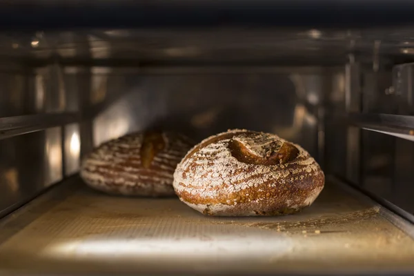 Домашний хлеб в духовке — стоковое фото