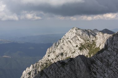 Bahar manzara ve arka planda, Tra Piatra Craiului dağlar