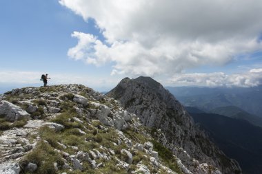 Üst kısmında aer ile zirve tırmanışı genç yetişkin silüeti