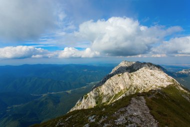 Bahar manzara ve arka planda, Tra Piatra Craiului dağlar