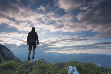 Adam meditatidng dağ ve bulutlar üzerinde